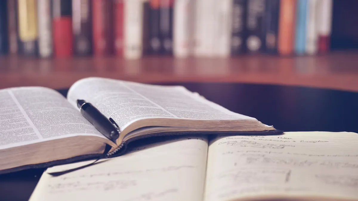 Livros didáticos e apostilas empilhados em biblioteca pública